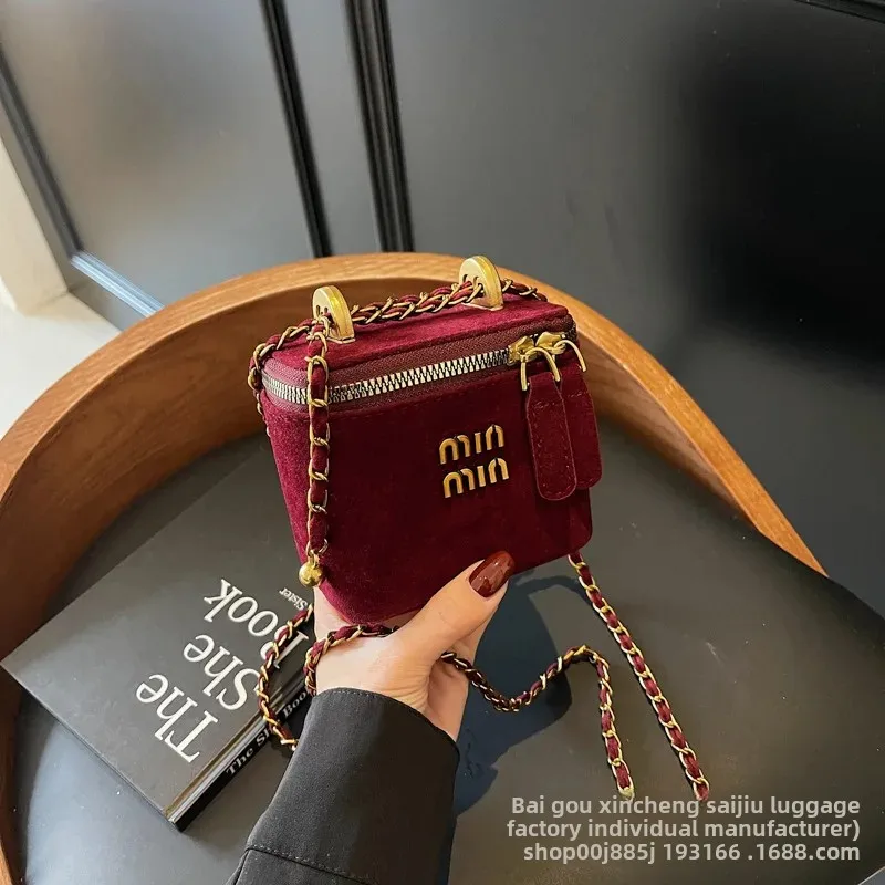 תיק מיני הכולל עיצוב רב תכליתי, מושלם לאירועים שונים, רצועת השרשרת מאפשרת שימוש כתיק כתף או כקרוסבודי