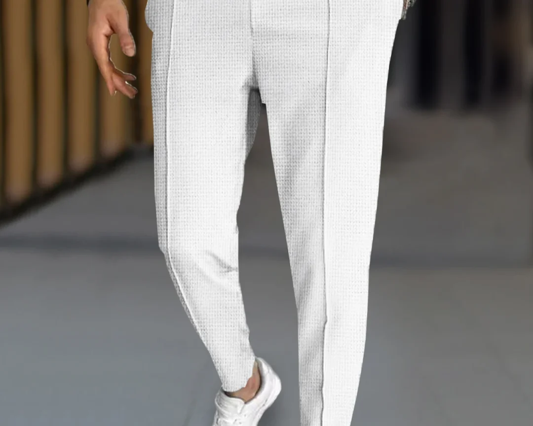 מכנסיים מעוצבים לגברים - מתאימים לספורט ולשימוש יומיומי, צמודים, עם חגורת מותאמת וכיסים - מושלמים לשימוש חיצוני