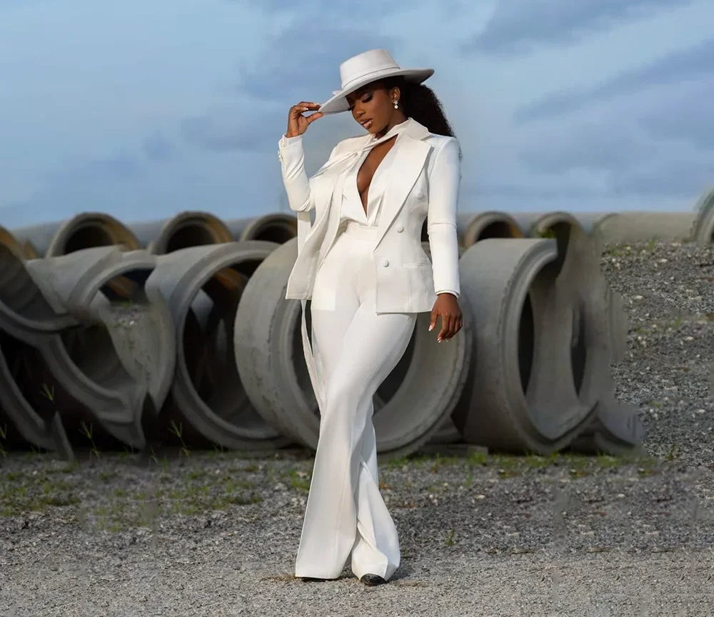 חליפת נשים לבנה אופנתית, שני חלקים: ג'קט ומכנסיים, מתאימה לאירועי ערב ולחתונות