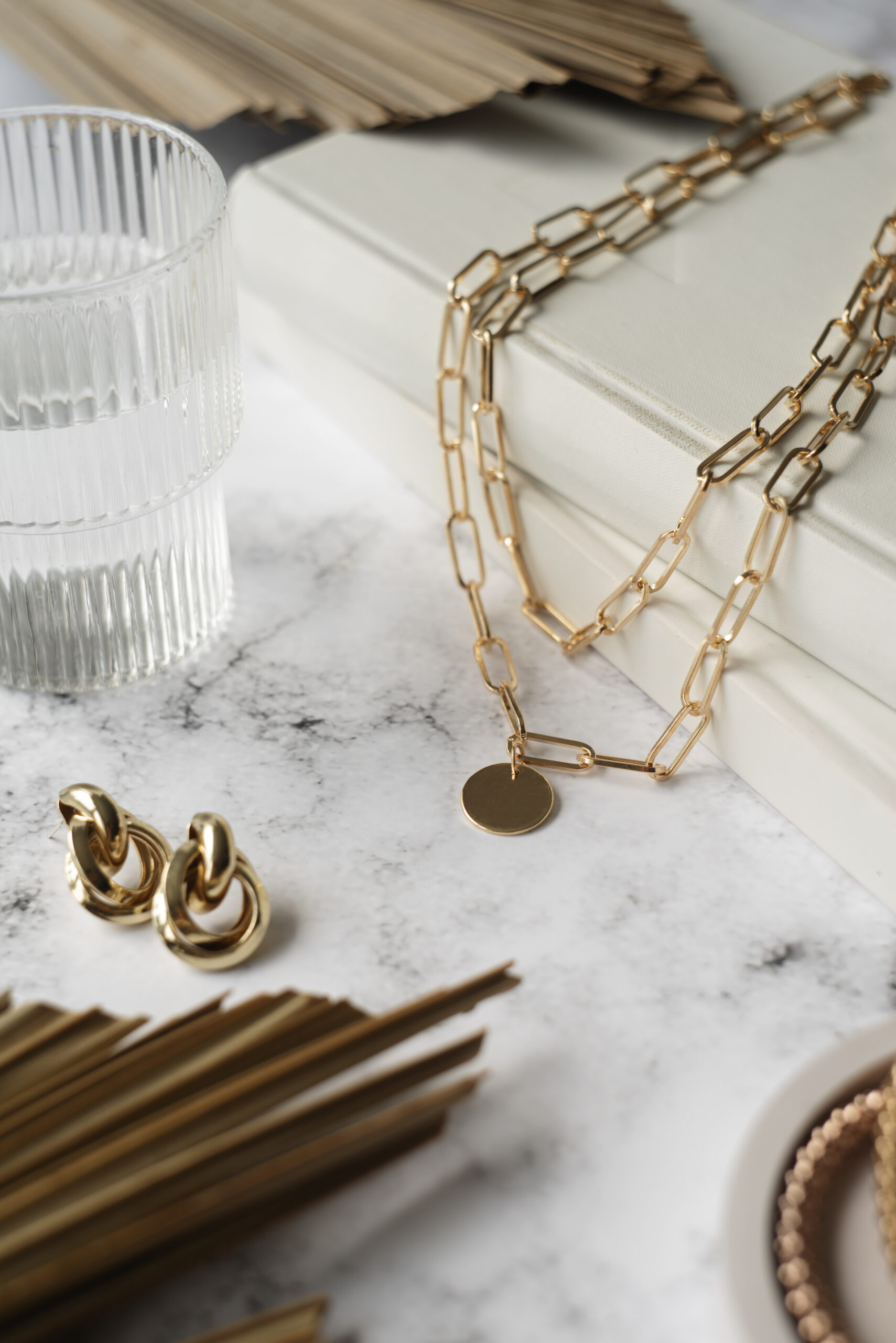 luxurious-shiny-golden-chain