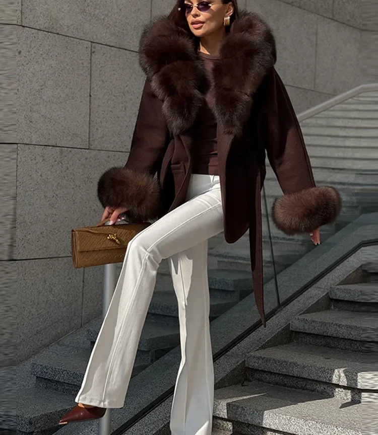 מעיל מודרני לנשים, עם פרווה מלאכותית אלגנטית - מעיל באורך בינוני לנשים, סגנון קלאסי, מושלם לאירועים שונים, מטיולים מזדמנים ועד לאירועים רשמיים יותר