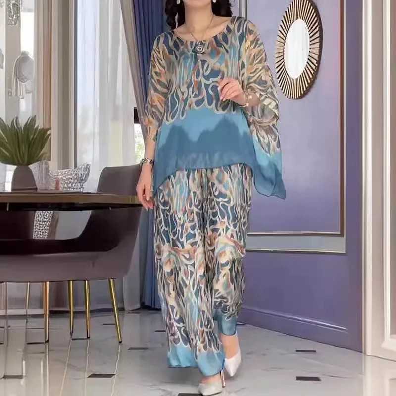 חליפת שני חלקים שיפון בצבע דולמן, חולצה  עם שרוול עטלף, מכנסיים רחבים