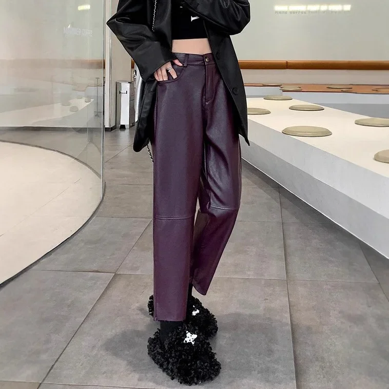 מכנסיים דמוי עור בגזרה ישרה , אורך קרסול , מעניק מראה מתוחכם לכל תלבושת