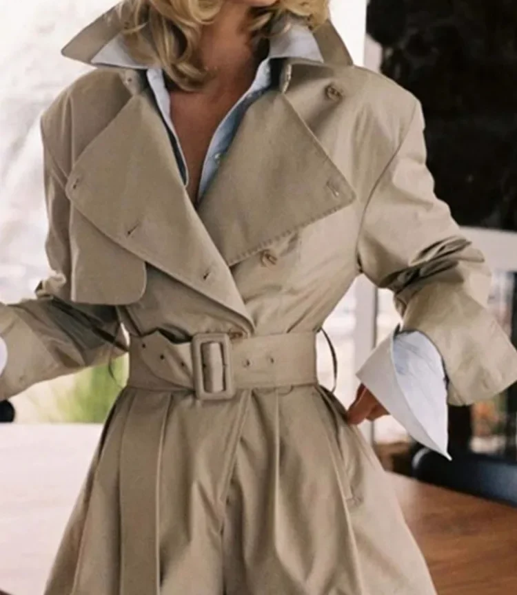 אוברול שורט מגניב וייחודי לנשים בצבע חאקי, עם כפתורים כפולים